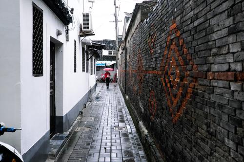雨巷中人