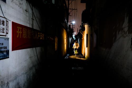 夜巷骑车人