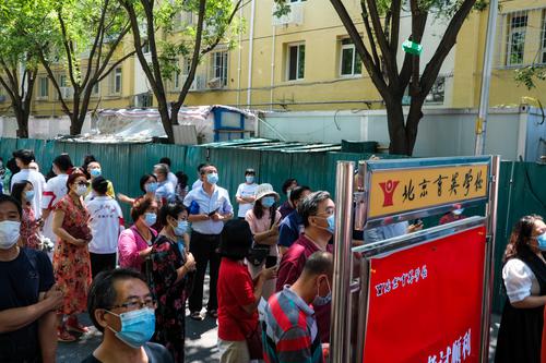 高考首日，等待的家长们