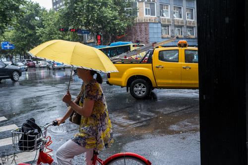 雨中杭城