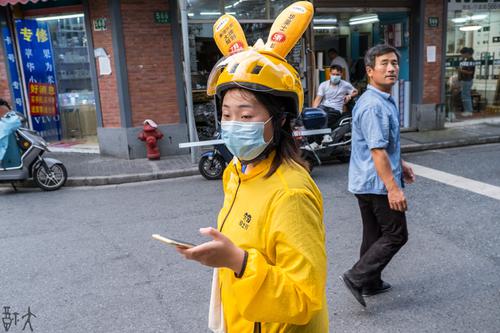 魔都街头--送外卖小妹