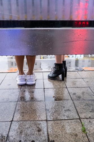 雨中的公车站台