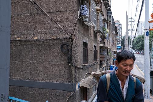 背背篓的中年人