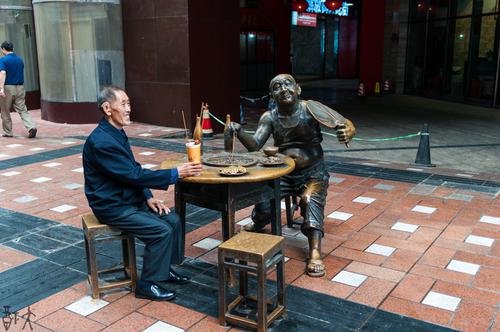 来，坐下吃点