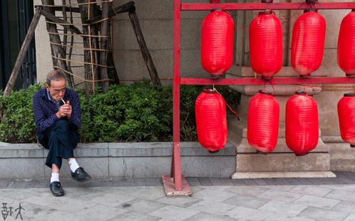 路边抽烟的老人