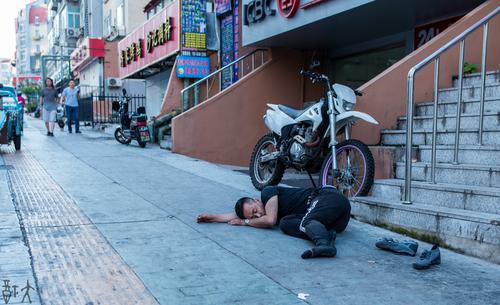 躺在大街上醉酒人