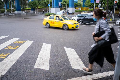 一位行人急匆匆过马路