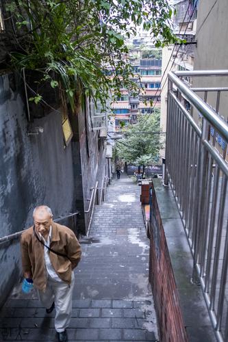 过个街都得爬几层楼