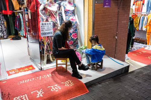 路边做作业的孩子