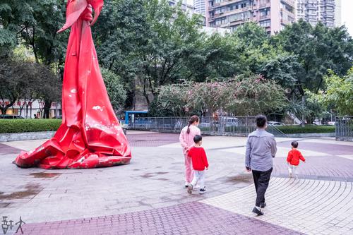 广场上的红色雕塑