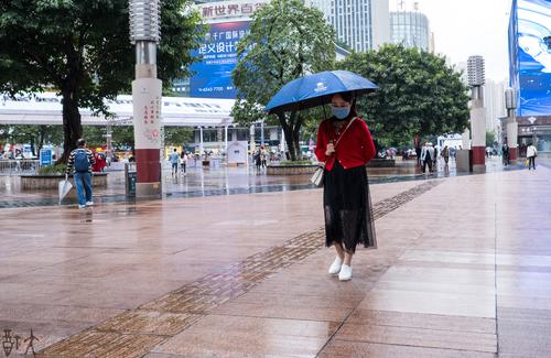 雨中行人