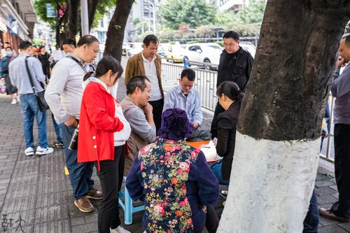 路边休闲的人群