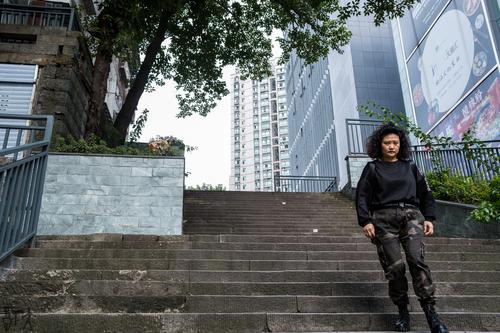 一位女士走下一段长长的台阶