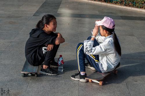 对话中的小女生