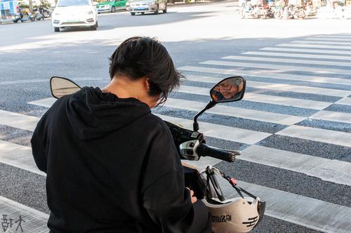 等灯的女士