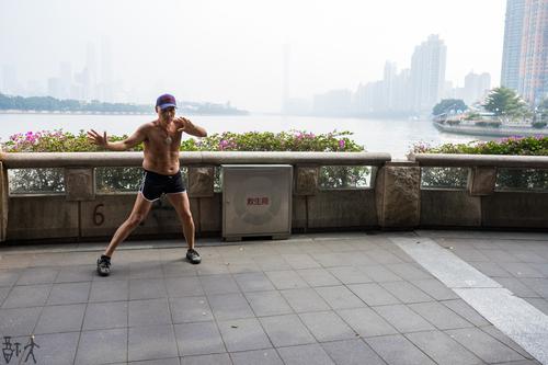 打拳的男子