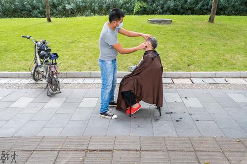 街头理发师