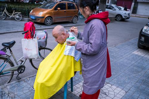 街头理发师