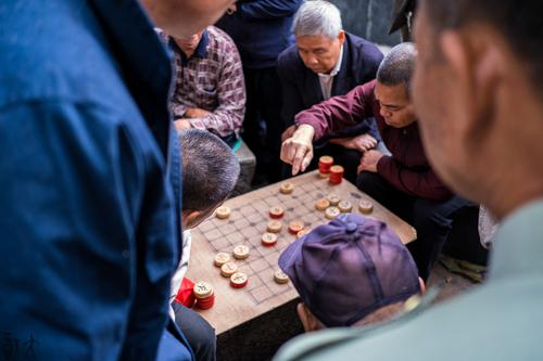 广场上下象棋的人们