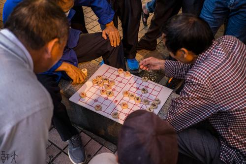 广场上下象棋的人们