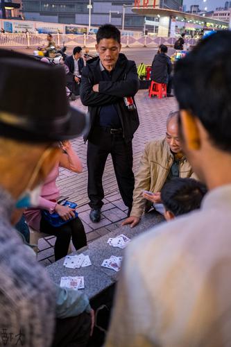 广场上休闲的人们