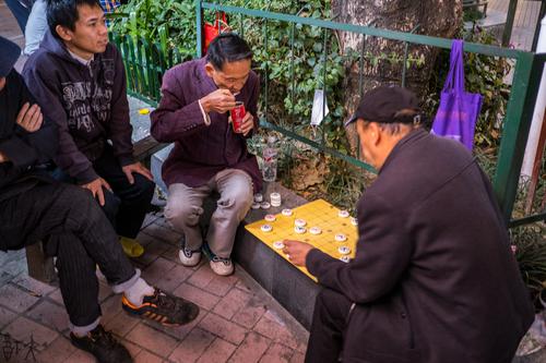 广场上下象棋的人们