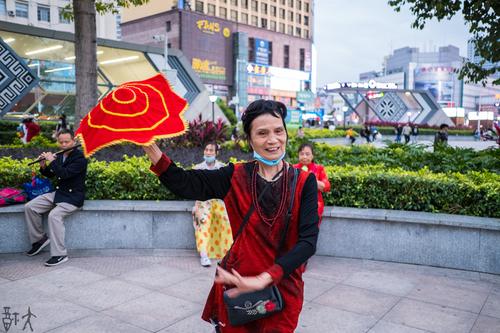广场上休闲的人们