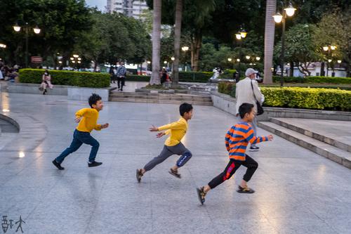 广场上的孩子们