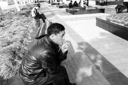 抽烟男子