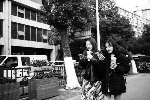 喝奶茶的女生