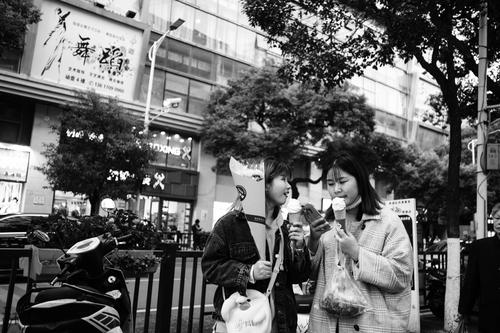 吃冰激凌的女生