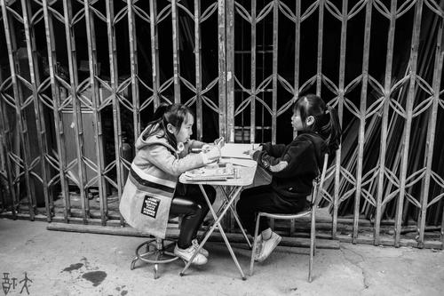 街边做作业的孩子