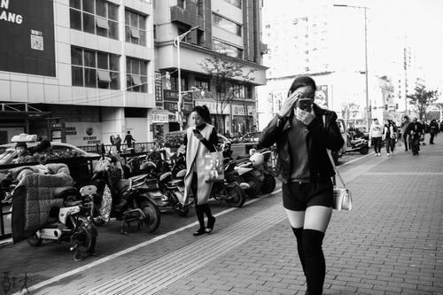 边走边打扮的美女