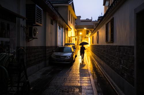 街巷夜雨