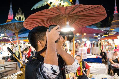 夜市里到处都是拍照的