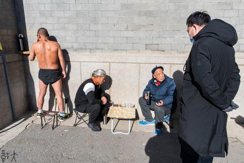 下棋晒暖两不误