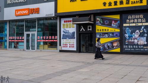 路过摄影器材店