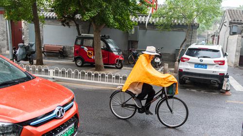 雨中骑车人