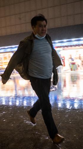 雨夜行人
