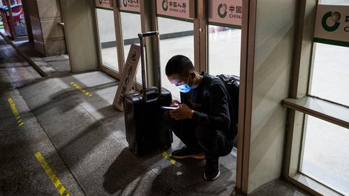 车站外避雨的旅人