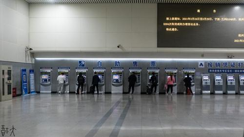 雨夜冷清的自助售票厅