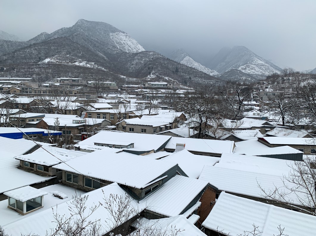 雪后西山村