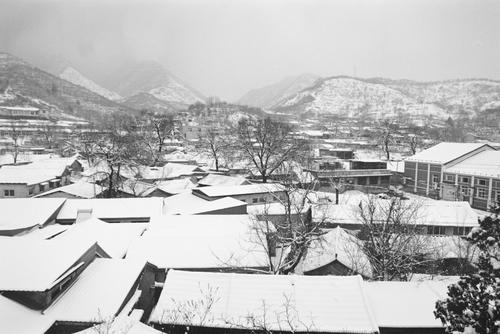雪后小山村
