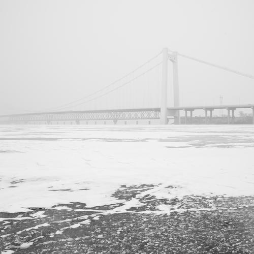 雪雾中的桥