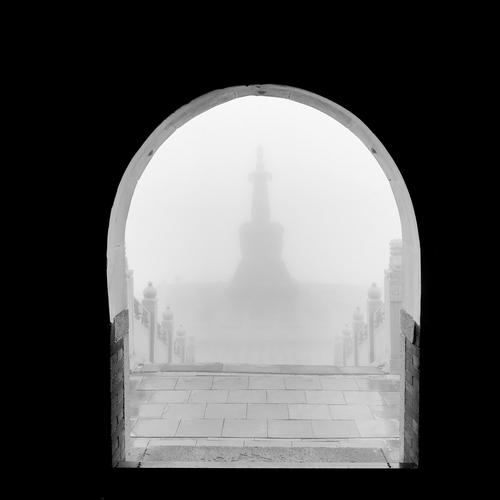 雾中石塔